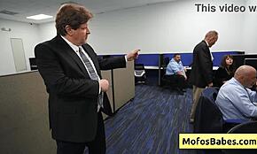 Horna kancelarijska MILF Sasha Pearl Parker Ambrose se igra prljavo sa velikim sisama