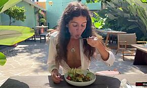 žebronil jsem u kámoše o veřejný facial v kavárně