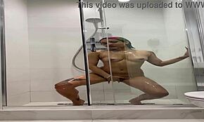 Миленькая голая Рокси моется в душе и мастурбирует со стонами 😍