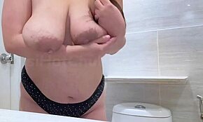 Пухлая индийская девчонка дразнит большие сиськи и волосатую пизду