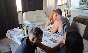 Vydatá baba snívala o výmene partnerov, aby si vychutnala môjho priateľa, zatiaľ čo ja beriem jej manžela, hotwife plné video na červeno