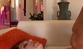 의붓아빠가 의붓딸의 더러운 발로 거칠게 애널