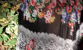 ヘイ、公園でヘアリー マチュアがフラッシュ