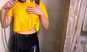 Γεμάτη πόθο MILF μουσκεύει τα ελαστικά καλσόν σε βρεγμένα καλσόν