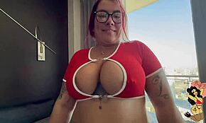 Так что эта пухлая латина примеряла топы для лучшего траха сиськами POV