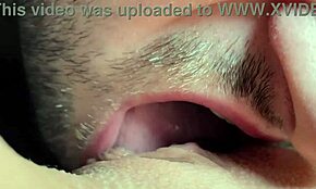 궁금해? 장난스러운 혀가 젖은 보지를 핥아대는 법