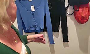 Hé, regarde cette MILF kiwi salope boire de la pisse comme un toilette public au centre commercial