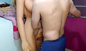 伙计，你就在玩弄我的粉嫩点，还用奶油填满它。