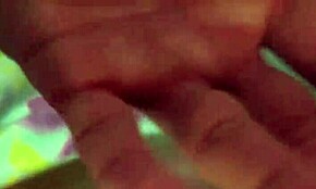 Malá amatérka v městském autobusu cítí, jak cizinec tře ptáka o kalhotky, až vytryskne. Venkovní horko žene mokrý softcore setkání.