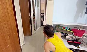 Prljavi stari perverznjak jebe dve lepe mlade žene jako