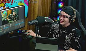 ลาตินสาวเซ็กซี่ก้มโชว์กางเกงในเล็กๆ บนโต๊ะพอดแคสต์