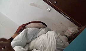 زوجة أبي الشعراء تتسلل لغرفة ابن زوجها البالغ 18 للقذف