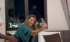 Schwarzer Liebhaber fickt verheiratete Frau öffentlich, während sie Cuckold mittendrin ruft