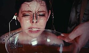 זונה אמו בבונדג' מתקשרת חזק ונענשת קשה עם שתן