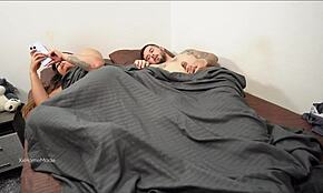 Μικρή έφηβη μετανιώνει που μοιράστηκε κρεβάτι με θετό αδερφό για σκληρό γέμισμα