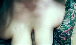 我在用这个巨大的假阳具拉伸我的紧逼，伊丽莎白·汉尼，太疯狂了！