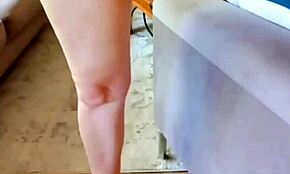 ผู้หญิงแก่ให้ดูใกล้ขาและจุดซ่อนเร้น