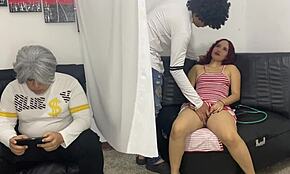 Lääkäri tarkistaa 18-vuotiaan tytön isäpuolen vieressä, osa 2