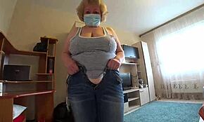 جيت أزور صديقتي، وهي نكتني بسترابون، ميلف تهز مؤخرتها الكبيرة دوجي ستايل