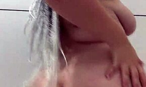 Glamurozna pornostarletka bljeska seksi donje rublje u vrućem tušu POV scena