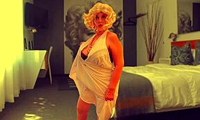 סבתא חמה נורמה ג'ין נזכרת בזיין מיסיונרי פרוע עם סיום קרימפי