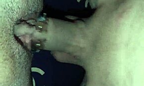 Słodkie nastolatki poranny figiel kończy się masywnym squirtem i ładunkiem spermy