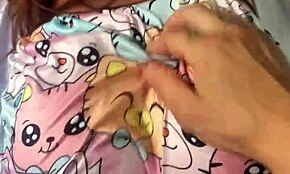 계부가 섹시 순진한 의붓딸 드릴링 야외 퍼블릭 섹스 토이로. 그녀의 브루넷 엉덩이가 하드 애널!