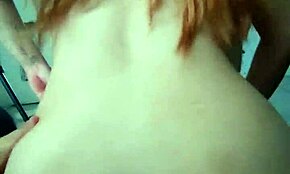 Priateľkina najlepšia kamarátka ma tvrdý jazdi, aby mi vydojila kurac v bisex zábave