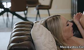 Sexig blond lesbisk MILF förförd till våt knull av lockig ung tjej. Så het, Bunny Madison och Charlie Forde! 🔥