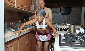 Milyen isteni látni mostohatestvért készen fehérneműben otthon