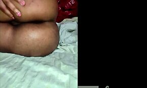 فتاة 18 عاماً بمؤخرة عملاقة مثالية للقذف الشرجي في كعب عالي! وااو!