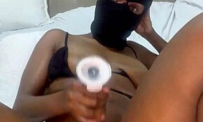 Krzywa czarna nastolatka 18+ brutalnie pracuje swoją cipkę zabawką