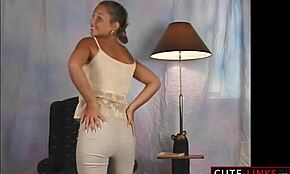 Große Titten hüpfen wild in engem beigen Kleid bei sexy jungen Frau 18+.