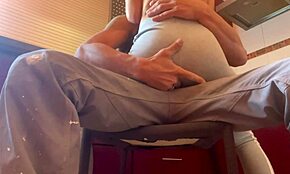 כן לעזאזל! אישה חמה רוכבת על זין במטבח, מתחננת שיגמרו בתוך הגוף הצר שלה! 🍆💦