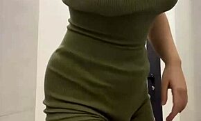 極端な公衆指マンとアナルアクション オープンで超熱い