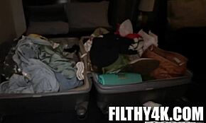 Nemôžem prestať pozerať túto drobnú 18+ cikánsku tínedžerku 18+ ako cucá