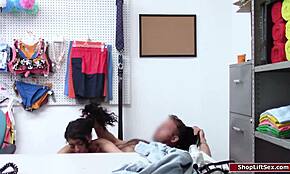 Чернокожа жена хваната да краде чукана жестоко на работа