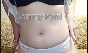 บรูเน็ตต์หื่นลัมมี่พิกเซลถอดเสื้อและล่อด้วยก้นสวย!