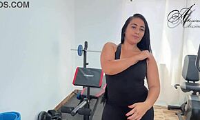 Я тайком дрочу в пустом зале