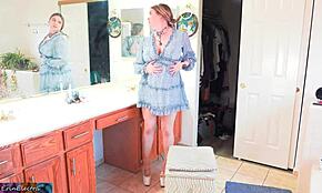 aiutare la matrigna a vestirsi diventa una creampie inaspettata