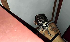 Kan du tro hendes første gang ved glory hole var så intens?!