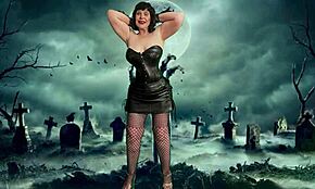 Nagymama Carmen elélvez vibrátorral és mellbimbó játékkal