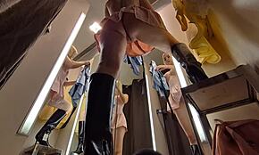 Эй, видишь эту горячую блондинку без трусиков в прозрачной юбке?