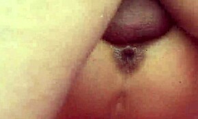 İki sevimli kahverengi saçlı kızla kamusal vahşi grup seks yaptım