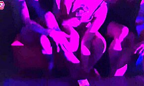 Quattro troiette 18+ fumano e venerano piedi, si spogliano e baciano