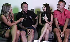 Γυναίκα Αποκαλύπτει Ιδιωτική Περιοχή Μετά από Εμπειρία Φετίχ, Εκφράζει Ευχαρίστηση σε Κάθισμα και Προφορική Διέγερση - Bruno Abate και Jenni Faria σε Διαφανές Κόκκινο