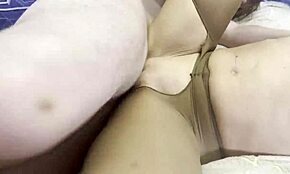 MILF хваща заварен син да се мастурбира и го чука силно