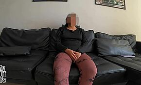 היי, רוצה לראות בייביסיטר לטינית קטנה מנסה וידאו ביתי ראשון?