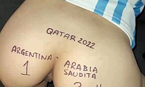 مراهقة عربية نحيفة منحنية لكريم باي دوجي ستايل في مباراة الأرجنتين ضد أستراليا قطر 2022