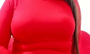 Madrastra Latina Colombiana näyttää jättiläisen kamelikengän lyhyessä mekossa pojanpojalleen